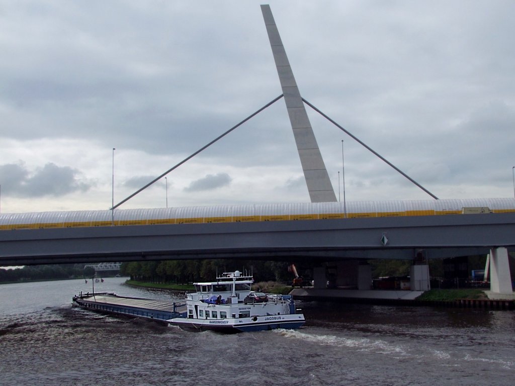 JACOBUS-SR(EuropaNr.:02322706; L=110;B=11,4mtr;2951t;Bj.1996) durchfhrt die Nesciobrug im Amsterdam-Rijnkanaal;100903 