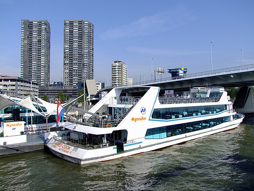 James-Cook (L=55; B=9,4mtr; 2x330PS) erwartet in Rotterdam Gste fr eine Hafenrundfahrt;110902