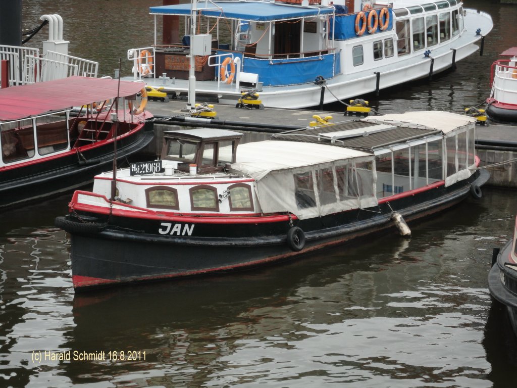 JAN (Hg 21968) am 16.8.2011, Hamburg im Binnenhafen. Hierbei handelt es sich um eine historische Hamburger Hafenbarkasse.

