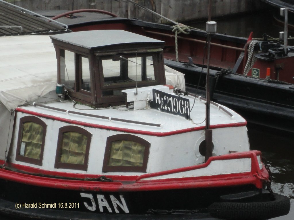 JAN (Hg 21968)am 16.8.2011, Hamburg im Binnenhafen. Detailansicht der Kajte mit der wunderbaren gestanzten Registernummer. Hierbei handelt es sich um eine historische Hamburger Hafenbarkasse.