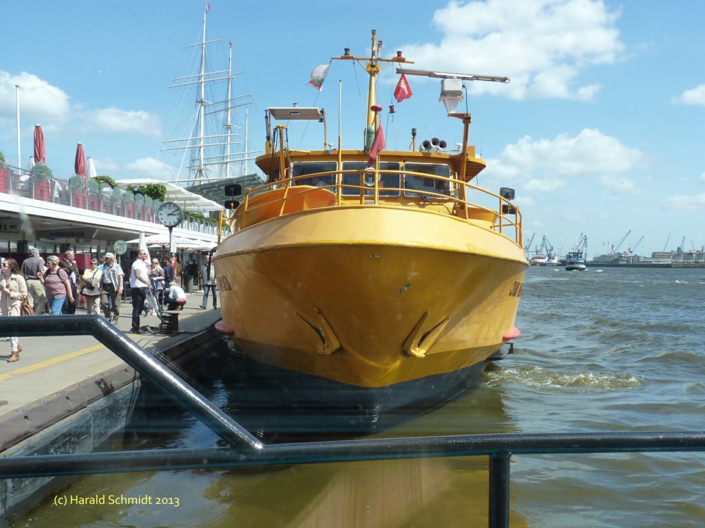 JAN MOLSEN (2) (ENI 5100690) am 3.6.2013, Hamburg, Elbe an den Landungsbrcken /

Hafenfhrschiff der HADAG / La 36,36 (vor Umbau 30,34)  m, B 6,3 m, Tg 1,16 m / 2 Mercedes-Benz-Diesel, 16-Zyl. Ges. 441 kW, 600 PS, 13 kn / Pass. 300 (vor Umbau 180) / 1968 bei Mtzelfeldtwerft, Cuxhaven / 1976 bei Buschmann, Hamburg um 6 m verlngert, Innenausbau bei v. Clln, HH-Finkenwerder / 2007 bei SBB, Oortkaten Umbau des Oberdecks, jetzt 200 Sonnendeckpltze /
