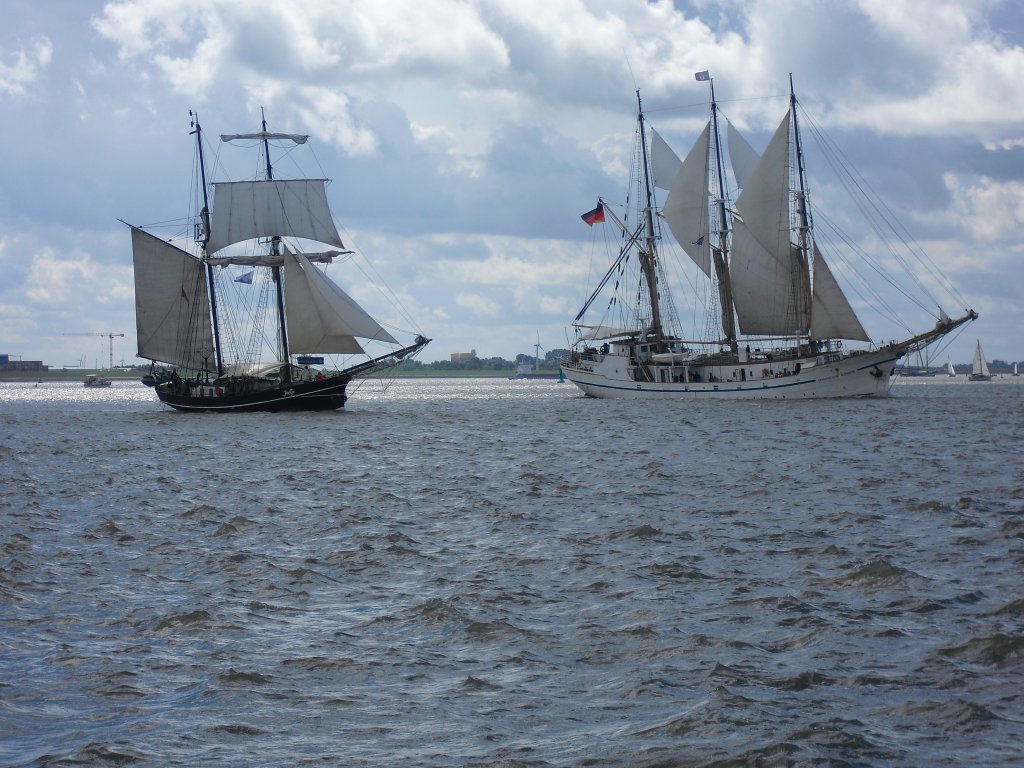  Jantje  vs  Lissy . Die Groherzogin Elisabeth ist das Ausbildungsschiff der Seefahrtschule Elsfleth.
Vor Bremerhaven, 29.08.2010.