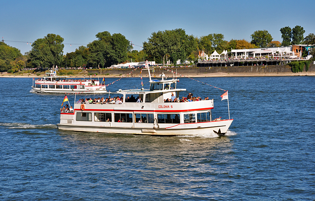 Jede Menge Ausflugsschiffe kreuzen bei herrlichstem Sonnenwetter auf dem Rhein in Kln - 10.10.2010