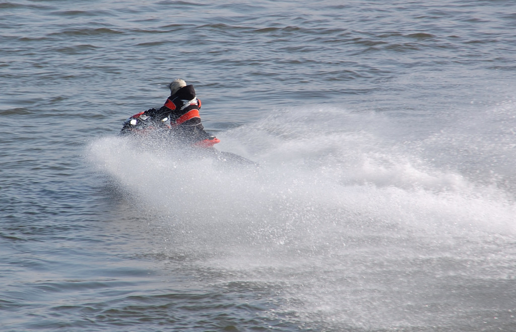 Jetski am Dsseldorfer Kanuclub, bei voller Fahrt Strom aufwrts am Karfreitag den 6.4.2012