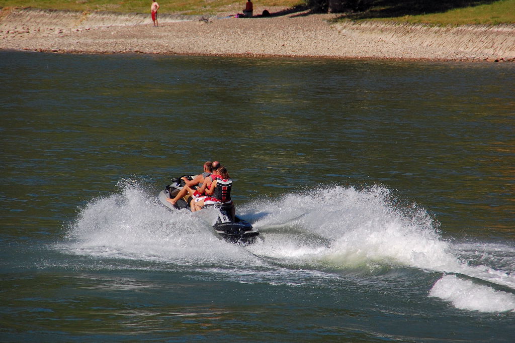 Jetski unweit von St. Goarshausen........einen lustigen dreier Ritt machen die Passagiere an diesem heissen Samstag auf dem Mittelrhein, als sie durch die Wellen der Loreley Elegance pflgen.....18.8.2012