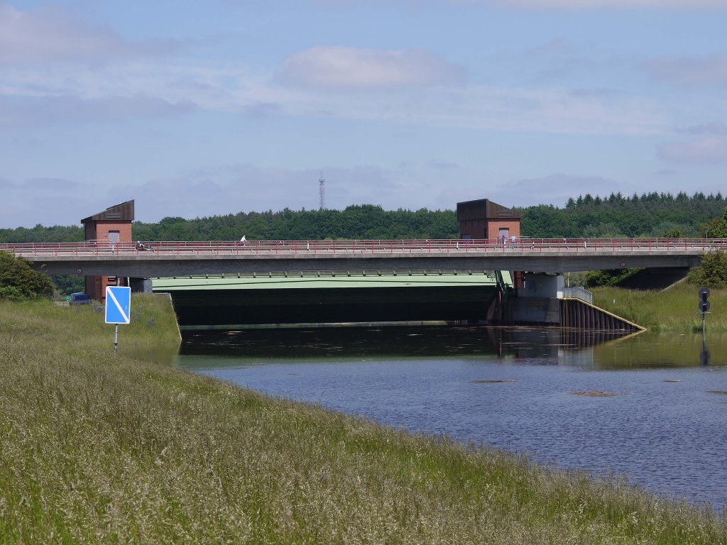 Jetzt wird gerade das Hochwassersperrtor in Artlenburg (wo der Elbe-Seiten-Kanal in die Elbe mndet) geschlossen - 09.06.2013 gegen 13 Uhr