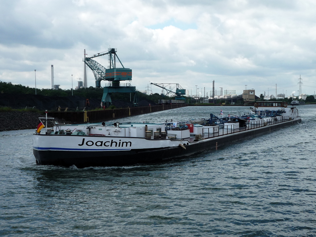  Joachim , Voerde. Im Hintergrund ist der Verladehafen der Zeche Auguste Victoria und teile vom Chemiepark Marl zu sehen. Marl, 17.06.2012.