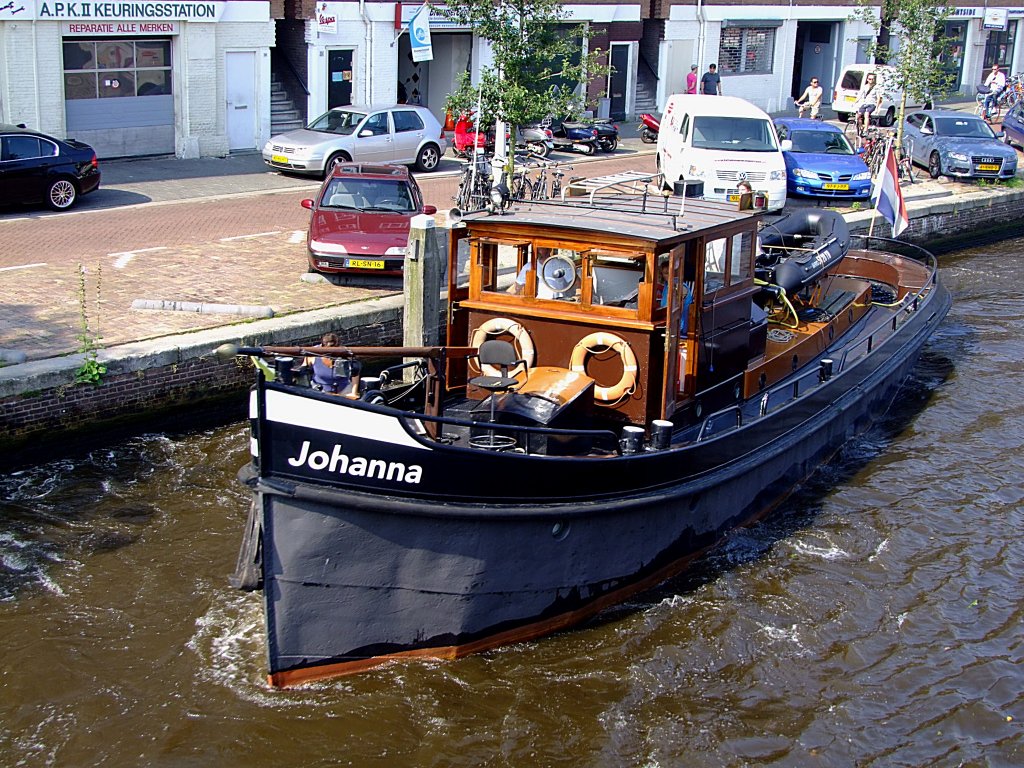 Johanna(05400350) shippert auf einer der vielen Grachten von Amsterdam;110903