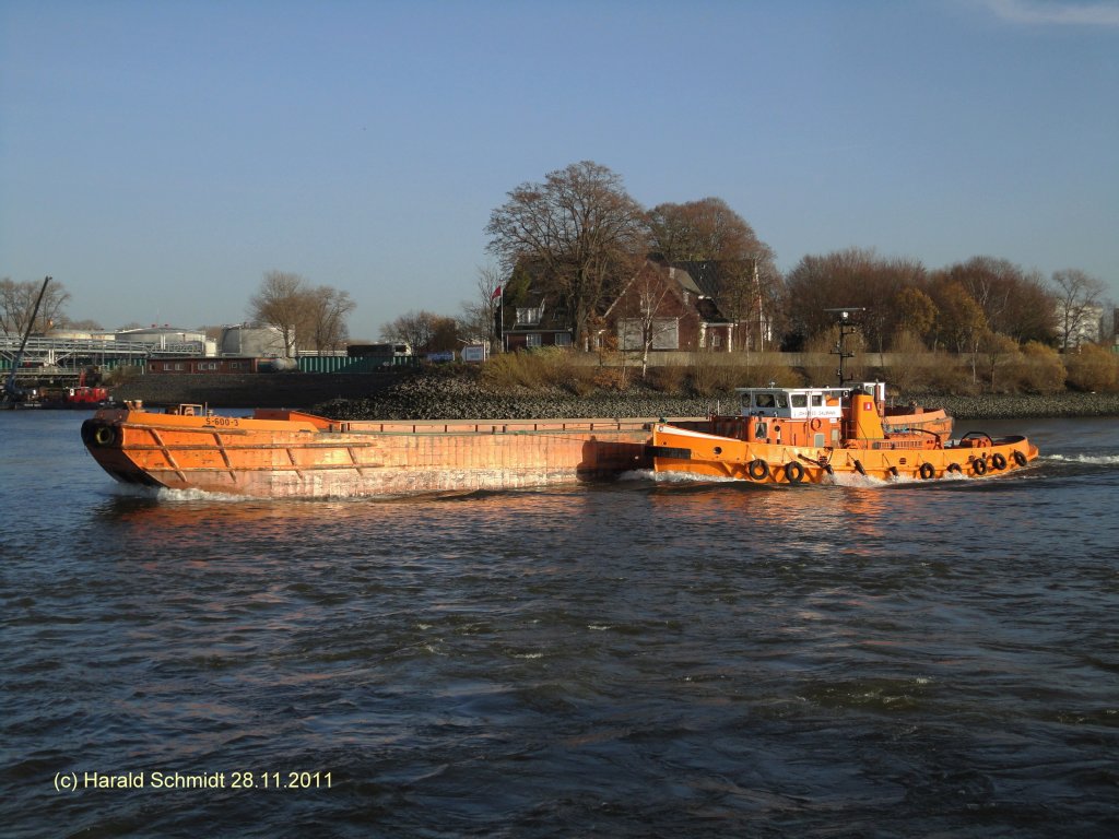 JOHANNES DALMANN am 28.11.2011, mit einer seitl. gekopp. Schute, Hamburg, Elbe, Khlfleet einfahrend /
Schlepper / La 28,25 m, B 7,5 m, Tg 2,9 m / 1 Deutz-Diesel, 853 kW / 1949 bei Norderwerft, Hamburg /
