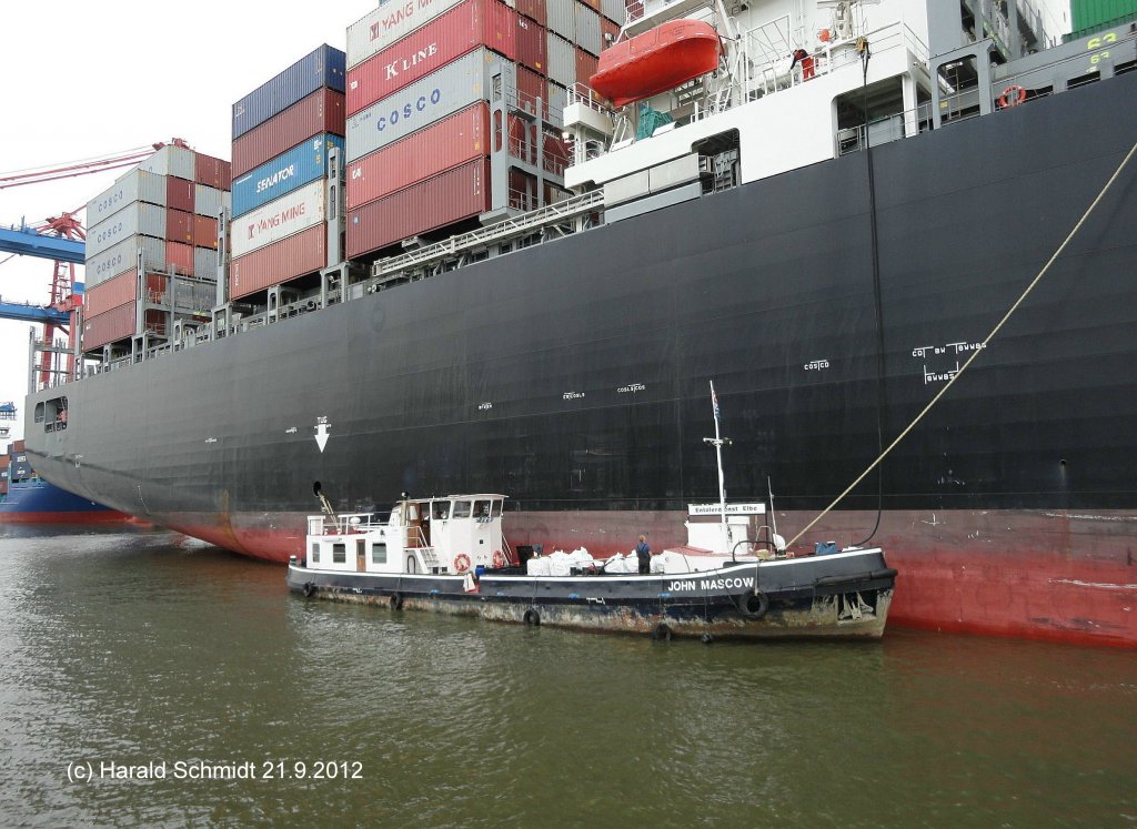 JOHN MASCOW am 21.9.2012, Hamburg, lngsseits eines Containerschiffes im Waltershofer Hafen /
Entlerboot / La 30 m, B 6,5 m, Tg 1,9 m /
