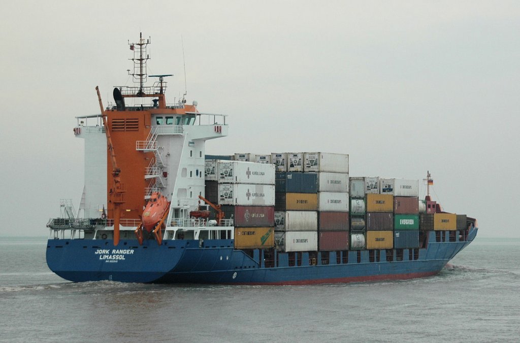 Jork  Ranger  (IMO: 9322542) , ein Containerschiff , nach der Ausfahrt aus der NOK-Schleuse Brunsbüttel Richtung Elbe. Beobachtet am 4.4.2011.