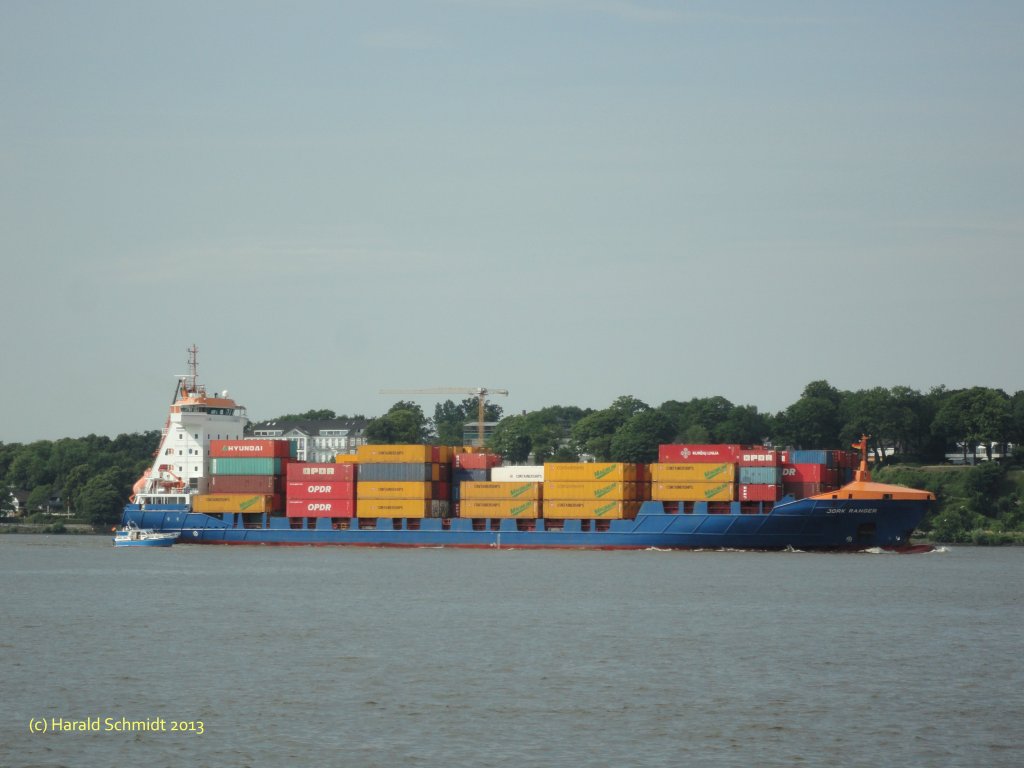 JORK RANGER (IMO 9322542) am 24.7.2013, Hamburg einlaufend, Elbe Hhe Finkenwerder /
ex SMALAND (2005-2007), JORK RANGER (2007-2008), EUCON PROGRESS (2008-2009) /
Feederschiff / BRZ  7.852 / La 140,64 m, B 21,8 m, Tg 7,33 m / 1 Diesel 8.400 kW (11.421 PS9, 18 kn / 788 TEU / 2005 bei  Damen Shipyard Galati, Rumnien und BV Scheepswerf Damen Hoogezand, Foxhol/NL / Flagge. Zypern, Heimathafen Limassol /
