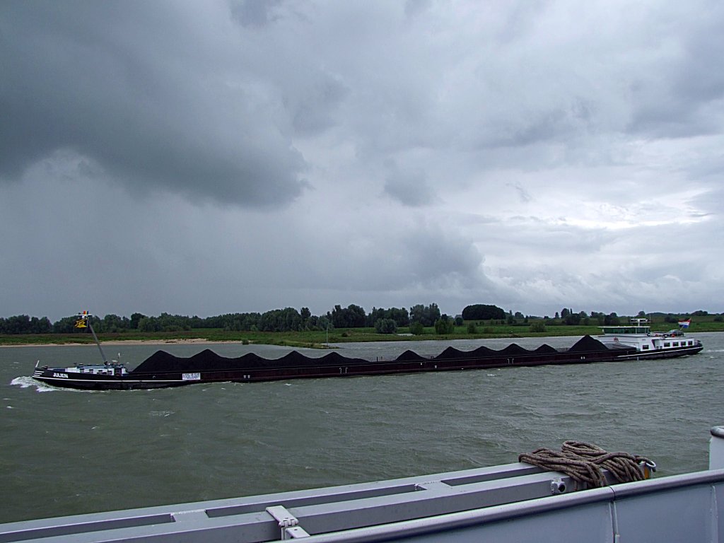 JULIEN(EuropaNr.:02320761; L=110m; B=11m; 2821t; Bj.1993) ist im Groraum Nijmegen mit einer Ladung Kohle unterwegs;100829
