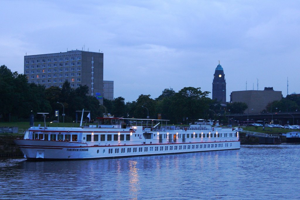 Kabinen- und Hotelschiff  Theodor Fontane  am Abend des 30.08.2012 an der Anlegestelle in Dresden. Das Schiff wurde 1990/91 bei De Biesbosch in Dordrecht gebaut und wechselte seither mehrfach Besitzer und Einsatzorte. Es gehrt heute zu  Viking River Cruises  und wird sowohl auf Rhein als auch auf Elbe eingesetzt. (Aufnahme von Bord des Personendampfers  Meissen )