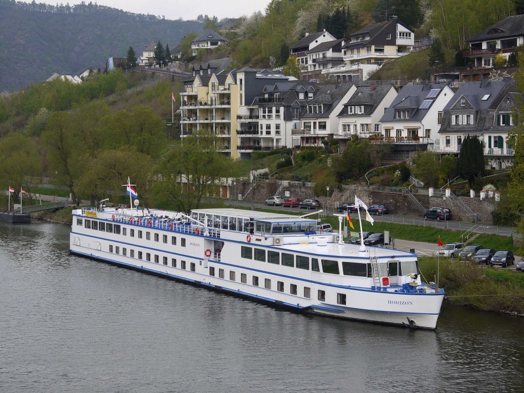 Kabinenfahrgastschiff (KFGS) Horizon, Rotterdam (ENI 02316938) ex Victoria Amazonica, ex Victoria Cruziana, ex Triton, Baujahr 1956, hat in Cochem am rechten Ufer der Mosel festgemacht; 14.04.2012

