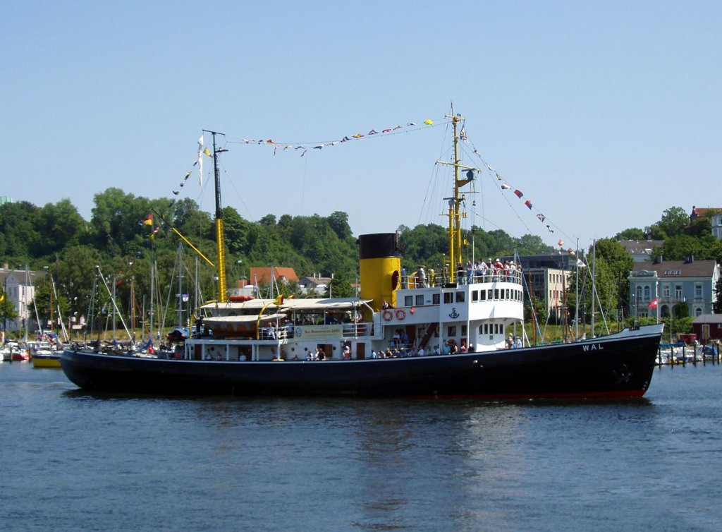 Kanaleisbrecher Wal im Flensburger Hafen-Dampfrundum Flensburg 09.07.2005