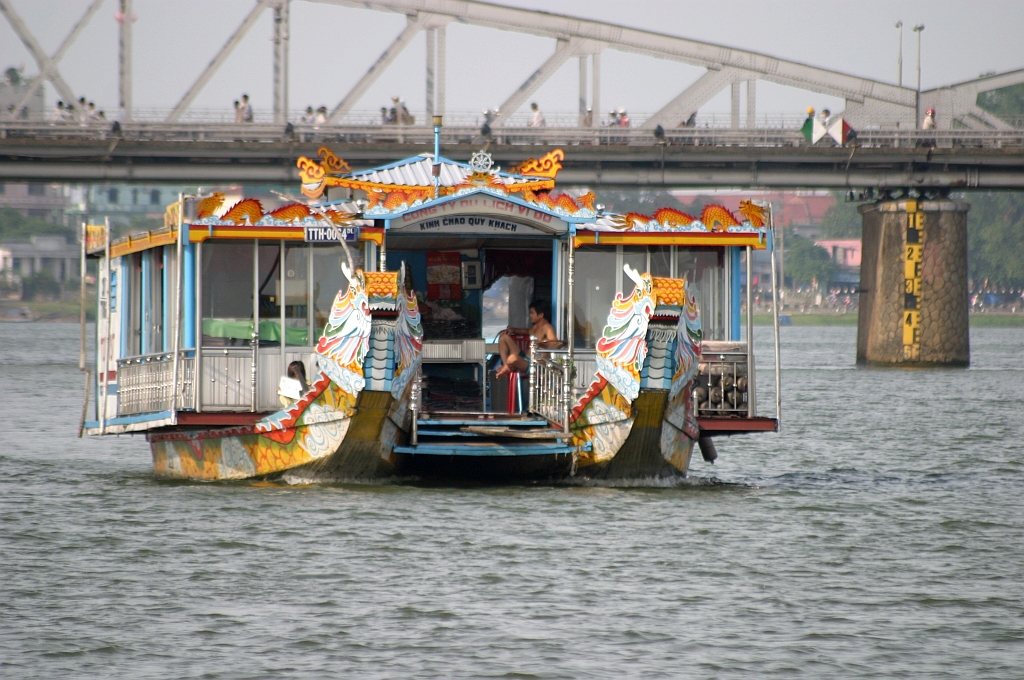 Katamaran-Ausflugsboot mit Reg.Nr. TTH 0064 DL auf dem Parfmflu in Hue am 18.Mai 2008.