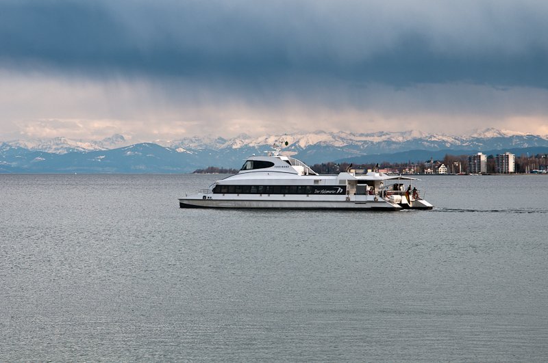 Katamaran  Ferdinand  am 27. Mrz 2010 im Hafen Konstanz.