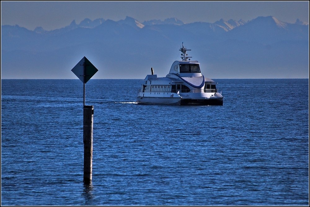 Katamaran Ferdinand im Anflug auf Konstanz bei schnstem Winterwetter. (November 2009)