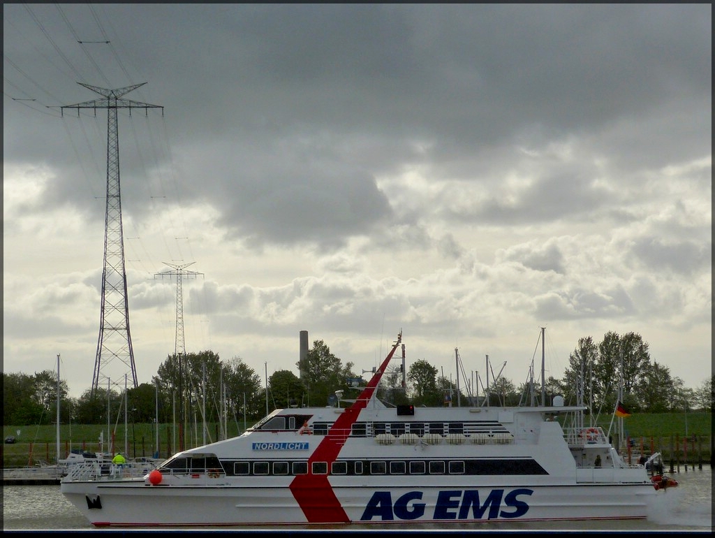 Katamaran  Nordlicht  der Rederei EMS AG, ist als Personenfhre zwischen dem Emdener Aussenhafen und der Insel Borkum im Einsatz. 12.05.2012
Schiffsdaten: IMO 8816015, Bj 1988, L 38,80m B 9,40m Geshw.  38 Knotten / 60 Kmh 