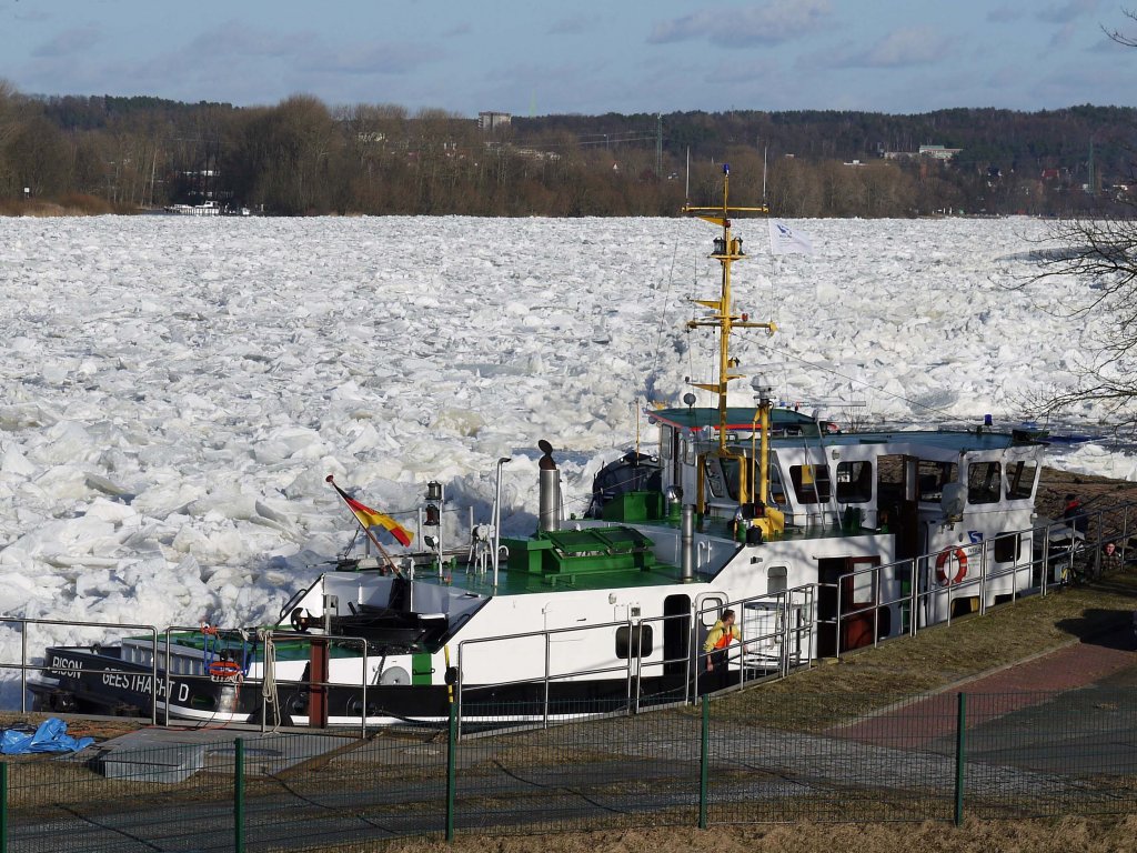 Kaum hat der Eisbrecher BISON, Geesthacht einen Pause gemacht, schieben sich die Eisschollen wieder zusammen; Rnne, 15.02.2012