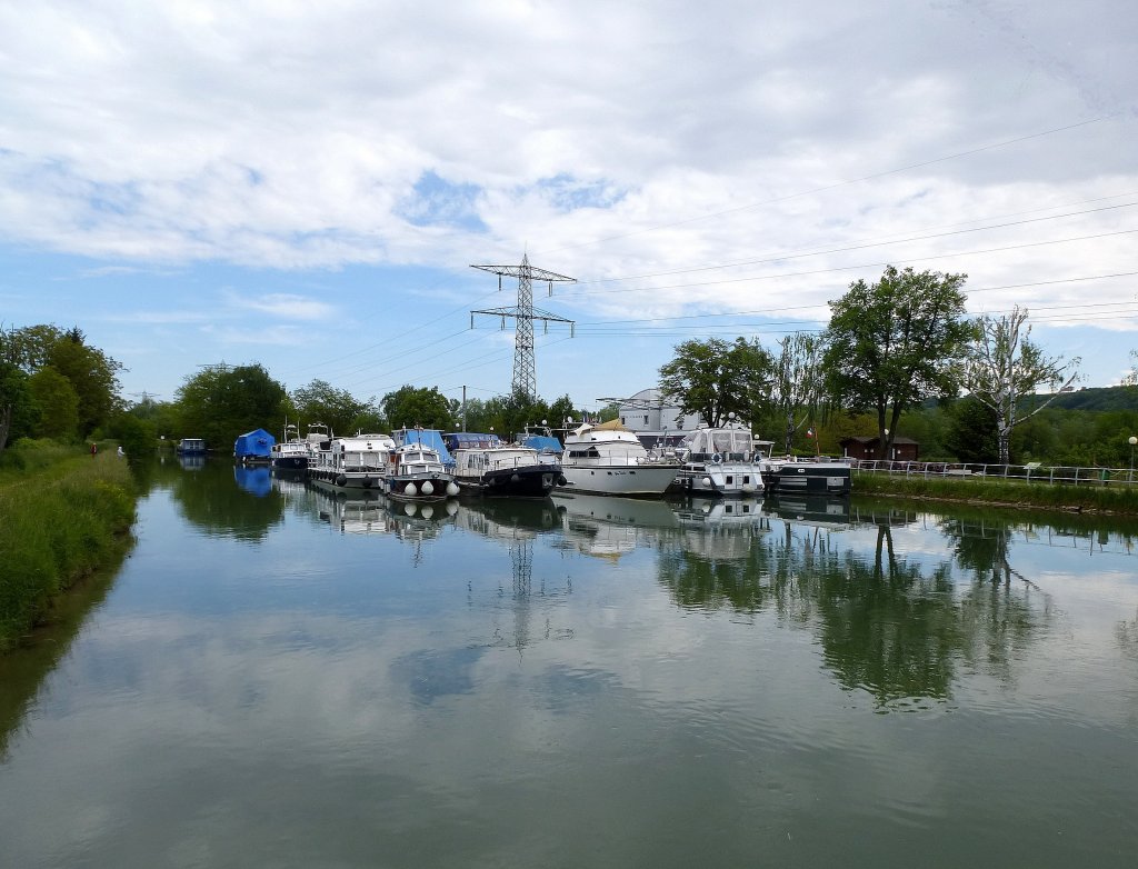 Kembs im Sdelsa, kleiner Bootshafen am Hningen-Kanal (Canal de Huningue), Mai 2013