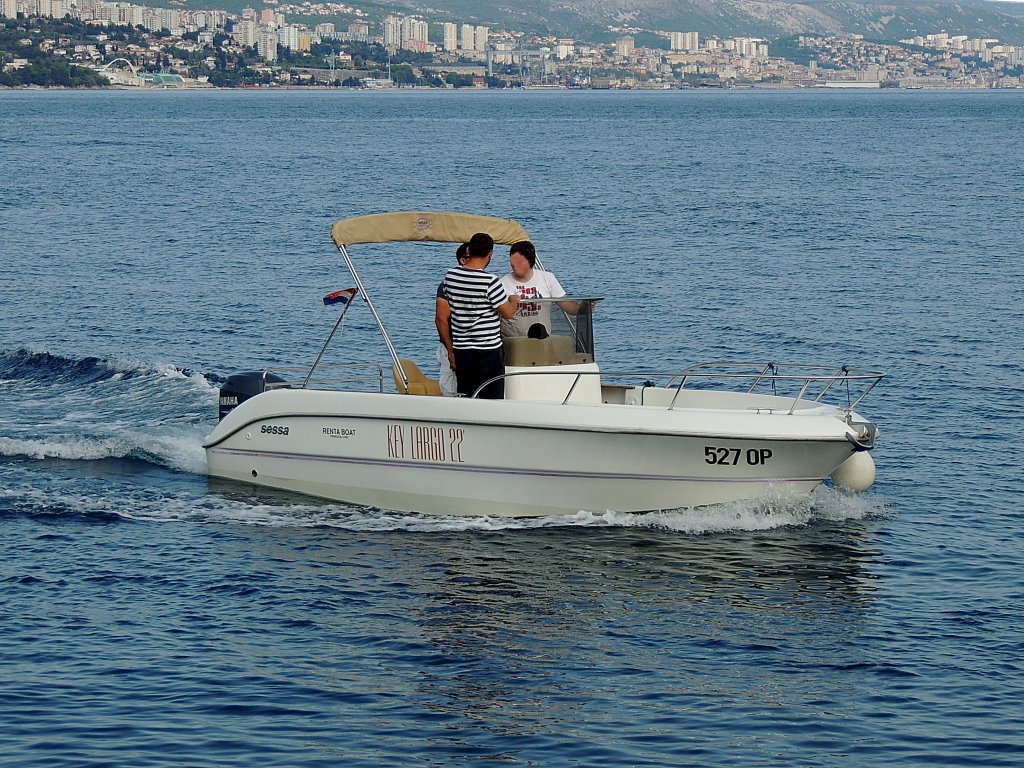 key largo 22' ein Produkt von Sessa Marine steuert in den Hafen von Opatija; 130426