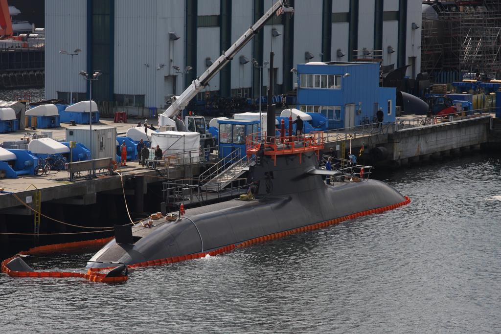 Kiel 13.06.2012 - Aufnahme von Bord der Color Magic
bei Einfahrt in den Hafen Kiel. Drfte ein U-Boot 
der 212 A Klasse sein, welches sich gerade in der 
Endausrstung befindet.