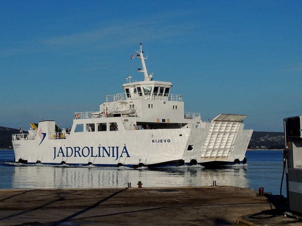 KIJEVO, (IMO9176840; L=42; B=16mtr.; Bj.1997) kurz vor der Zapfsule im Hafen von Biograd; 130423