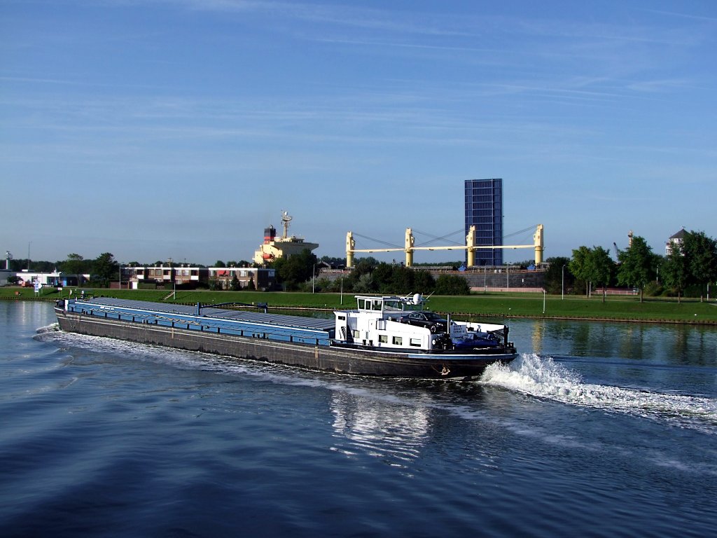 KIRSTEN sprudelt sich bei Terneuzen Richtung Landesinnere, im Hintergrund steuert APAGEON zur Nordsee;100901