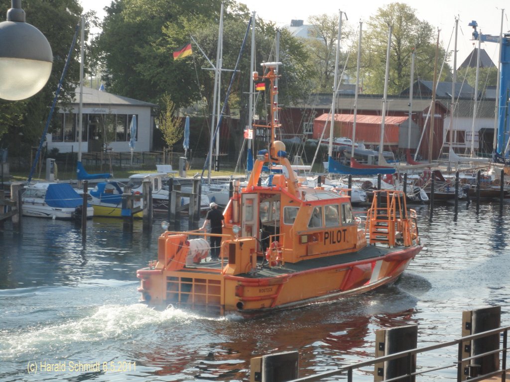 KLAASHAHN  am 6.5.2011 einlaufend Warnemnde, im Alten Strom –
Lotsenboot / La 15,0m, B 4,4m, Tg. 1,28m / 2 MWM 6-Zyl. Diesel  245 kW, 2 Festpropeller, 15 kn / 1994 bei Fassmer, Berne, Deutschland / 
