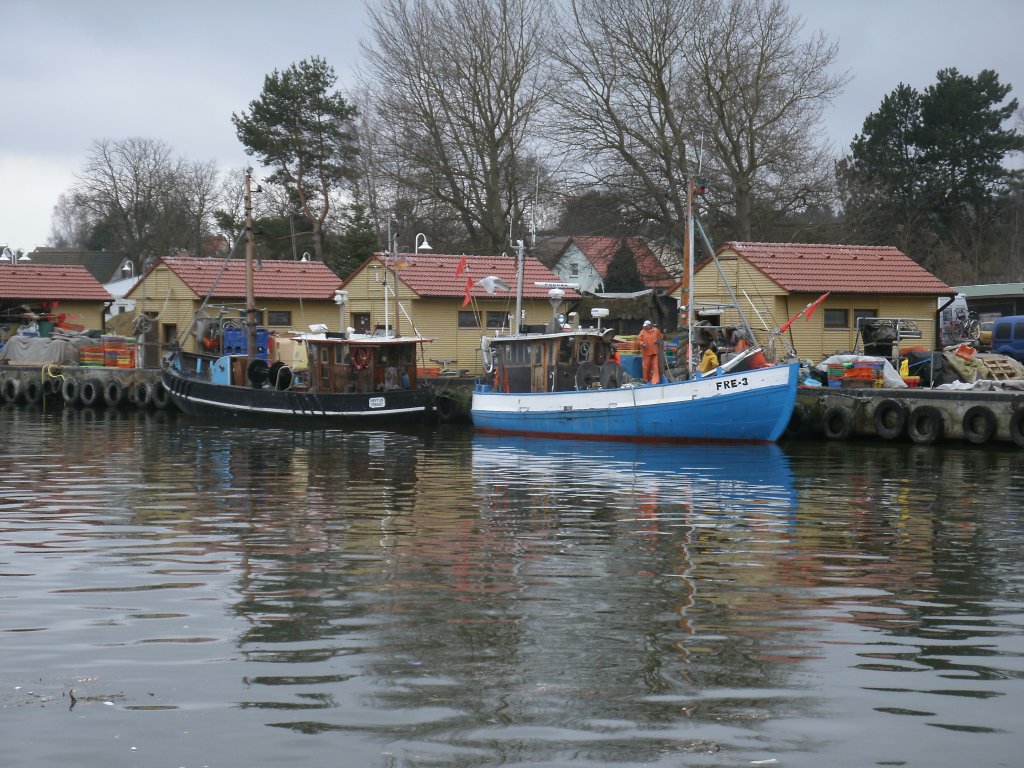 Kleine Fischkutter,am 13.April 2013,im inzwischen eisfreien Freester Hafen.