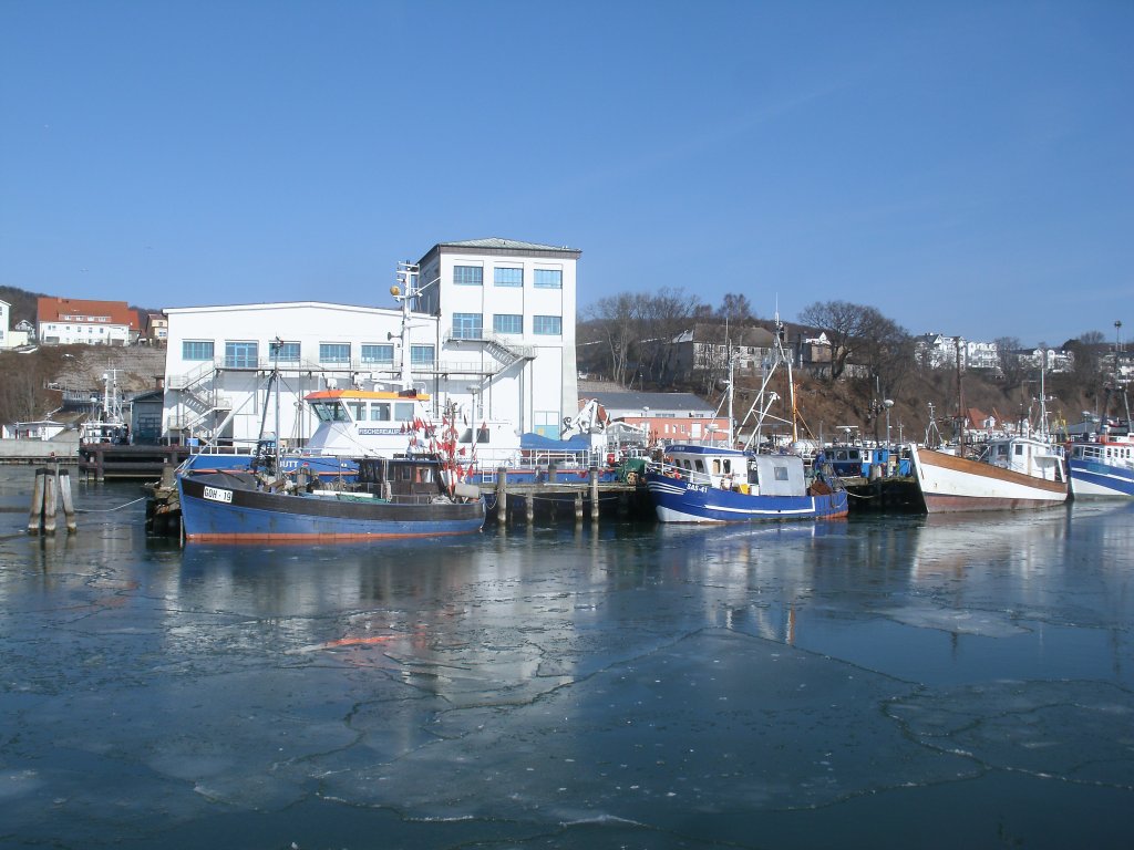 Kleine Fischkutter,am 16.Mrz 2013,im Sassnitzer Hafen.