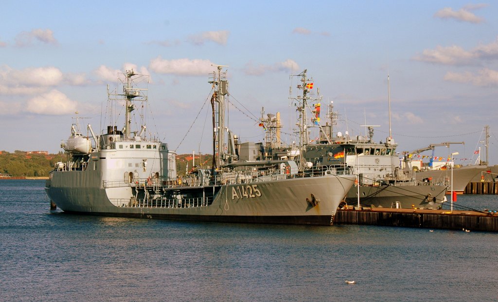 Kleiner Betriebsstofftransporter FGS A 1425 Ammersee (Walchensee-Klasse/Kl.703) Trossgeschwader am 20.06.2011 im Kieler Tirpitzhafen.

Die Hauptaufgabe der Transporter der Klasse 703 ist die Betriebsstoffversorgung deutscher Streitkrfte im Hafen und in den Kstengewssern. Die Transporter sind fr eine Querabversorgung nach Backbord und Steuerbord ausgerstet. Zustzlich werden sie genutzt um Betriebsstoffe zwischen Depots und anderen Versorgungeinrichtungen der Marine zu transportieren. Sie werden von einer zivilen Besatzung gefhrt.

Technische Daten
Einsatzverdrngung: 2.191 t
Geschwindigkeit: 12,5 kn
Ladekapazitt: 60 t Frischwasser /?t Betriebsstoffe
Antriebsanlage
Leistung: 1010 kW (1373 PS)
Besatzung
21 Personen (Zivilbesatzung)
http://www.marine.de

ob das ber 45 Jahre alte Schiff die Bundeswehrreform berdauert ist mehr als ungewiss.
Nichtsdestotrotz ist die deutlich sichtbare Schlinge nicht geknpft worden um dem mglicherweise arbeitslos werdenden Kapitn eine Alternative zu bieten (sorry,ob des schwarzen Humors), sondern um im Gefahren- oder Brandfall einem Schlepper sofort die Mglichkeit zu geben das Schiff von der Pier zu ziehen(vorgeschrieben in allen Deutschen Hfen)....-)

im HG:
ein Minensucher und der Bug des russischen Landungsschiff Minsk