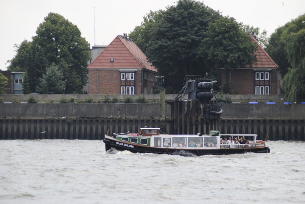 Kleines Ausflugsschifft die  Hans Ehlers  auf fahrt im Hambuger Hafen am 01.08.2010,