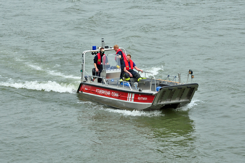 Kleines Boot der Feuerwehr Bonn auf dem Rhein - 26.07.2011