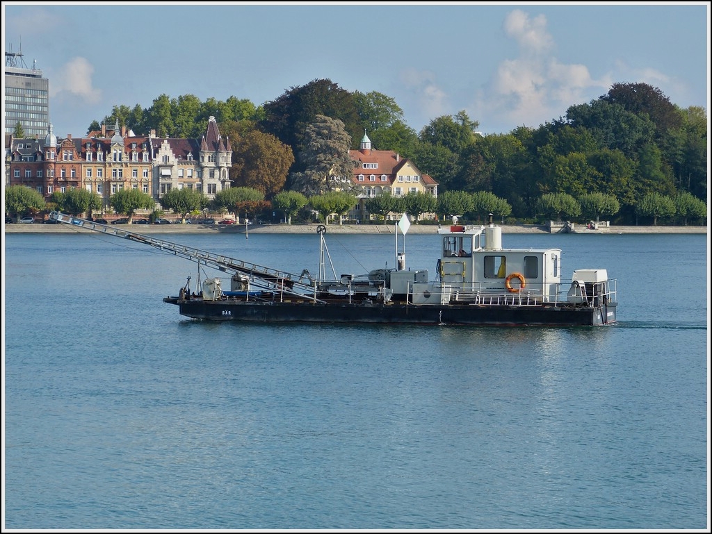 Kleines Motorschiff  Bär  fährt bei Konstanz auf dem Bodensee an mir vorbei. 13.09.2012. 
