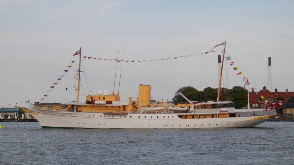 Knigsyacht  Dannebrog  ist neben Nordre Toldbod in Kopenhagen vor Anker anlsslich der dnischen Marine 500 Jahre Jubilum.