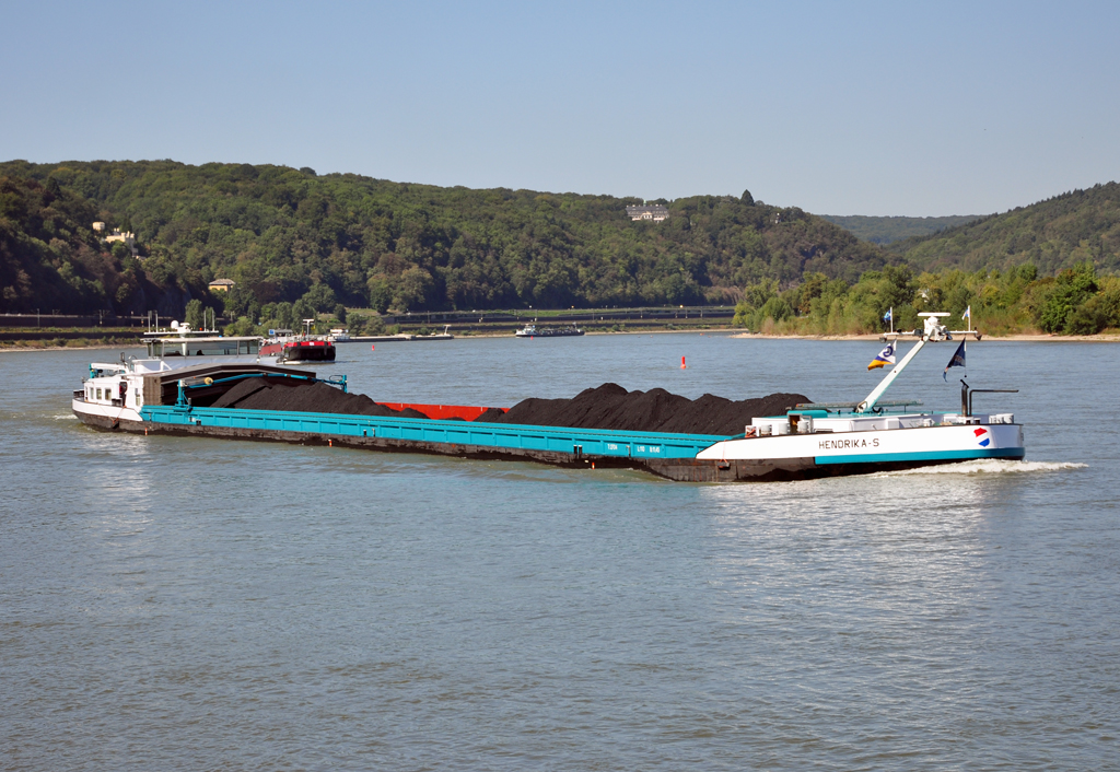 Kohlefrachter  Hendrika S  auf dem Rhein bei Remagen - 08.09.2012
PS: Neueste Nachrichten, die Villa am Bildrand links oben steht fr 6 Mill.  zum Verkauf! 