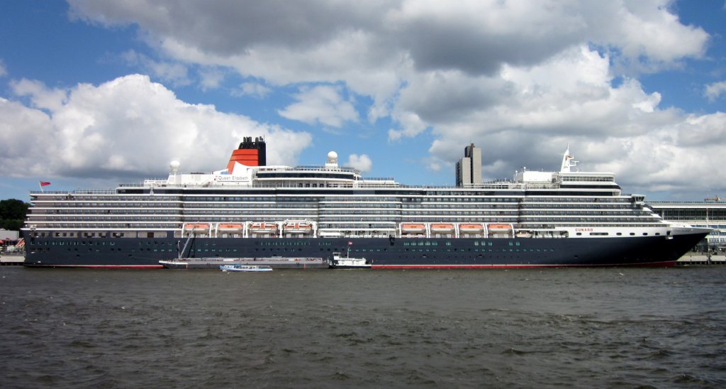 Komplette Steuerbordseite der Queen Elizabeth am 15.07.2012 im Hamburger Hafen.