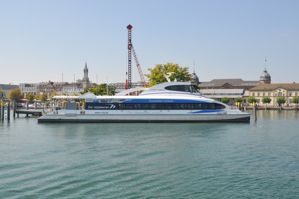 KONSTANZ (Landkreis Konstanz), 03.09.2010, Katamaran Constanze bei der Einfahrt in den Hafen