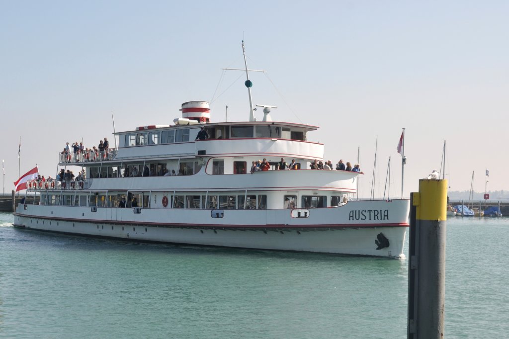 KONSTANZ (Landkreis Konstanz), 21.09.2011, Fahrgastschiff Austria bei der Einfahrt in den Hafen