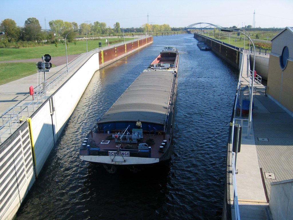 Koppelverband bestehend aus dem SL Schwinge und dem MS Weser , 4008980 , fhrt am 13.10.2005 vom Abstiegskanal kommend in die Schleuse Rothensee ein. 