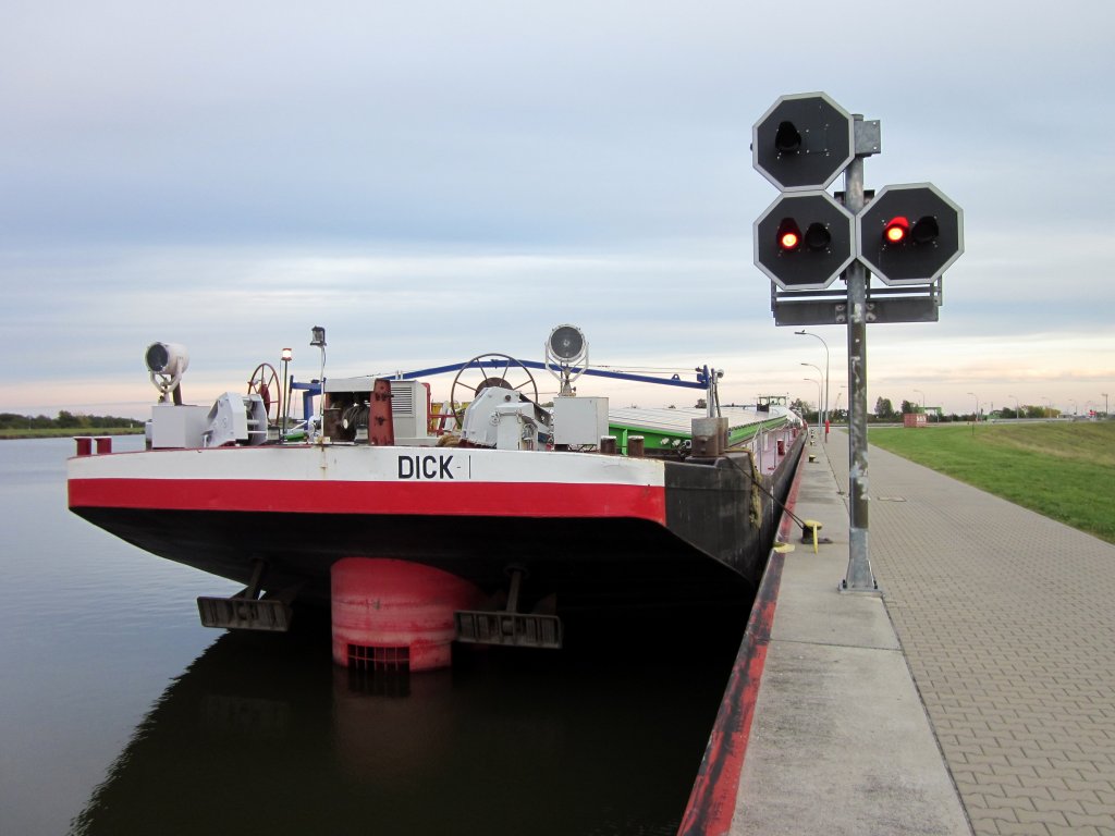 Koppelverband Dick-I (SL 08455010) und MS Dick (08451024) aus Praha / CS haben am 09.10.2011 oberhalb der Schleuse Rothensee am Mittellandkanal Feierabend gemacht.