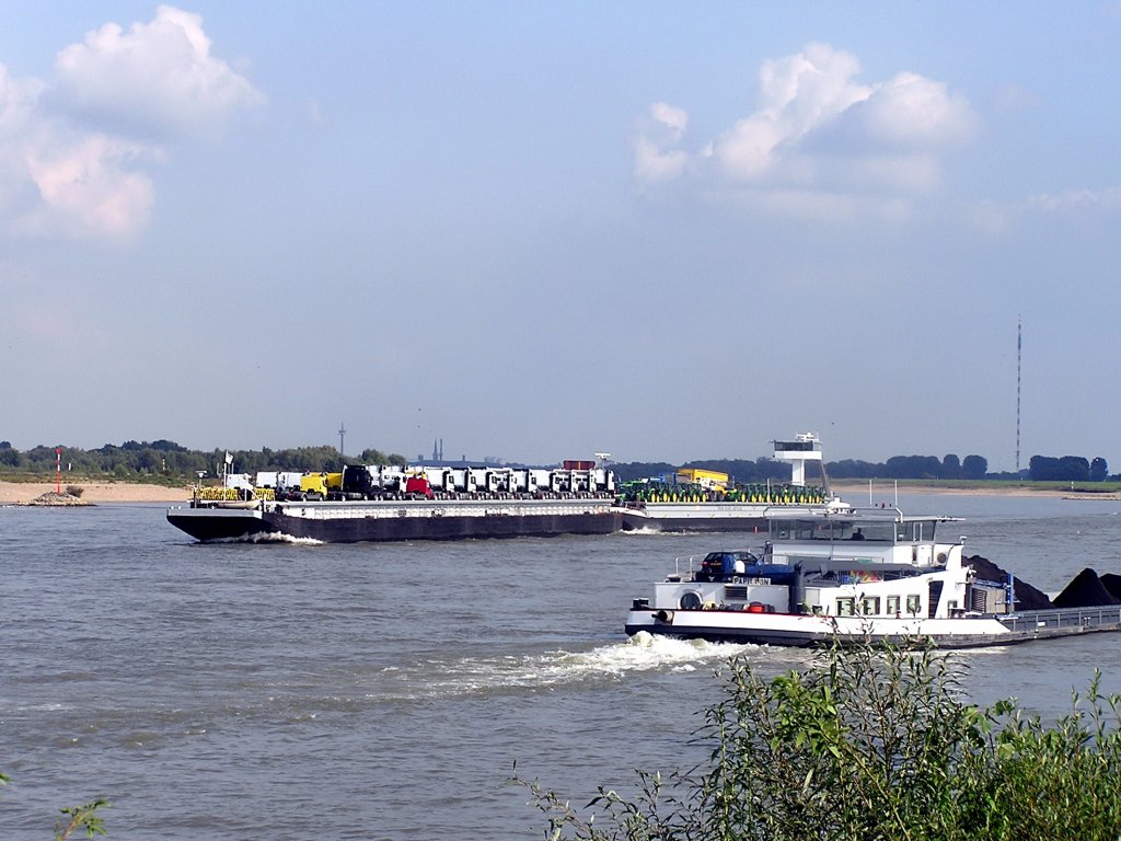 Koppelverband  Dynamica  aus Zwijndrecht, Baujahr 1973,02324313, 110 x 11,50, 2 x 1521PS, mit einer Ladung LKW's und Traktoren unterwegs nach Holland.