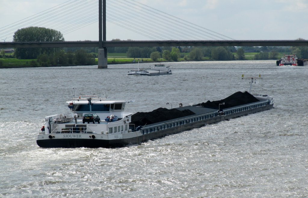 Koppelverband GMS Sjouwer (02332229 , 104 x 11,45) und GSL Sjouwer 1 (02332228 , 86 x 11,45) am 16.05.2012 auf dem Rhein zu Tal bei der Stadt Rees.