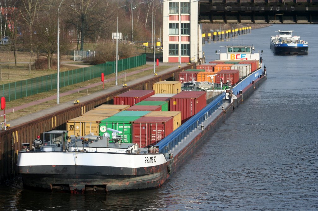 Koppelverband MS BCF Glckauf mit SL Primero macht in der Schleuse Geesthacht fest. Dahinter wird das TMS Eiltank 40 einfahren und neben den Koppelverband festmachen. Fahrtrichtung HH. 20.03.2011