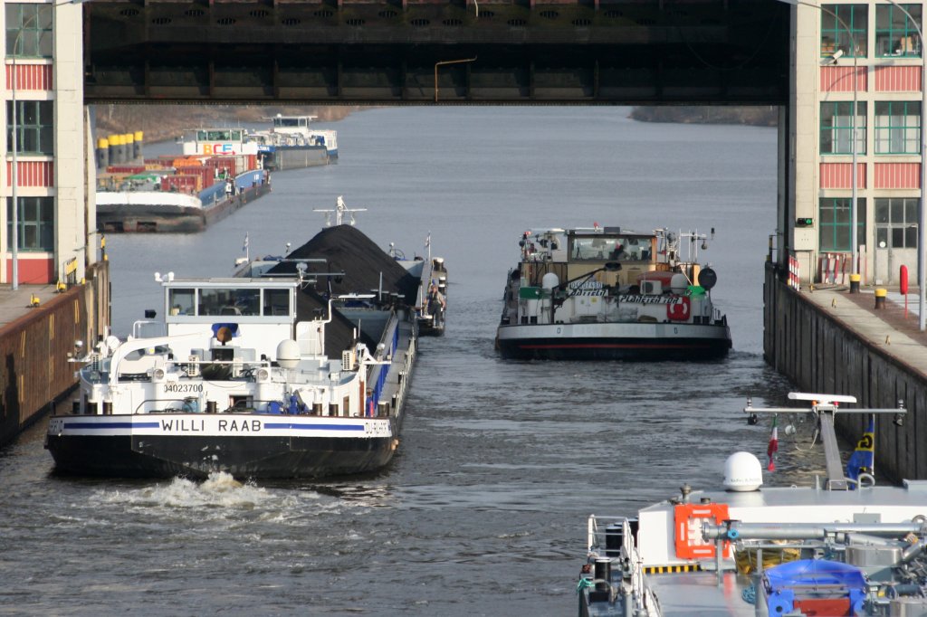 Koppelverband MS Willi Raab mit SL , MS Planeten Tor sowie das TMS Buran verlassen am 20.03.2011 die Schleuse Geesthacht und fahren die Elbe zu Berg. Auf Einfahrt warten der Koppelverb. BCF Glckauf mit SL Primero sowie das TMS Eiltank 40.