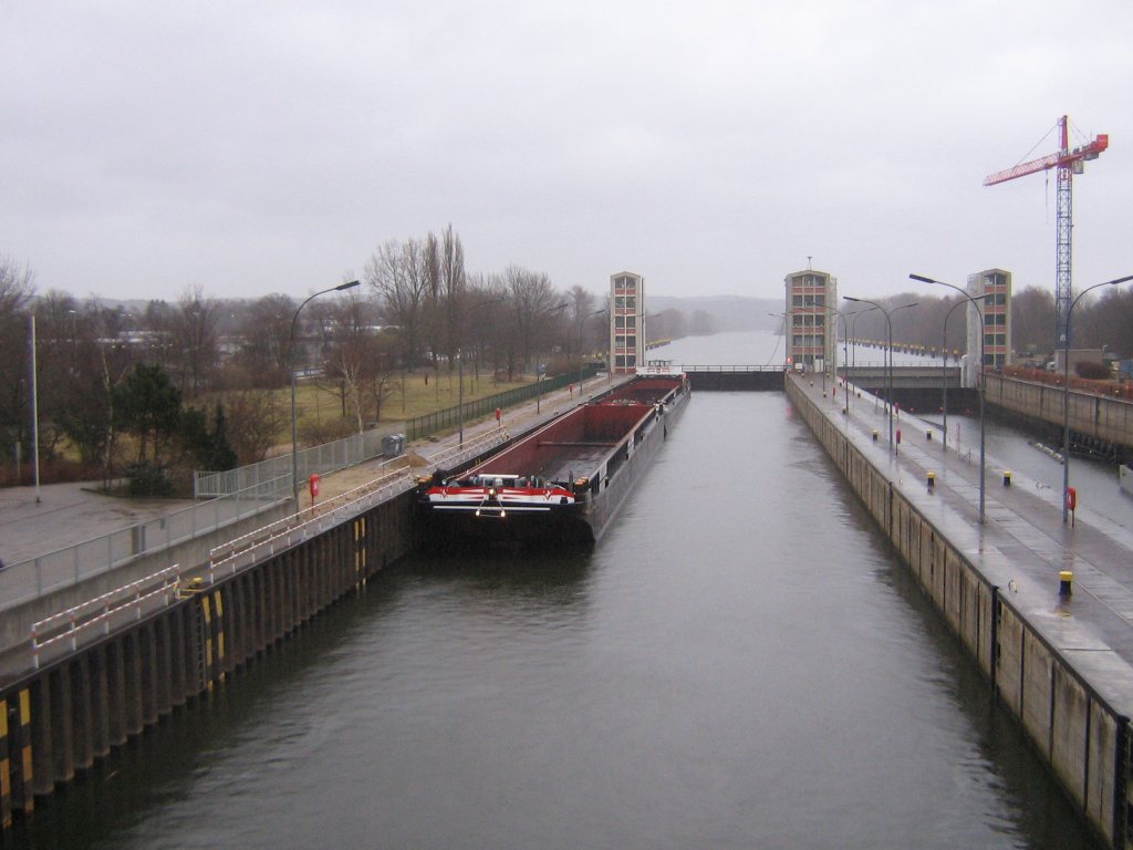 Koppelverband Niedersachsen 1 und Hannover 1 am 26.02.2009 in der Schleuse Geesthacht bei regnerischem Wetter auf Talfahrt.