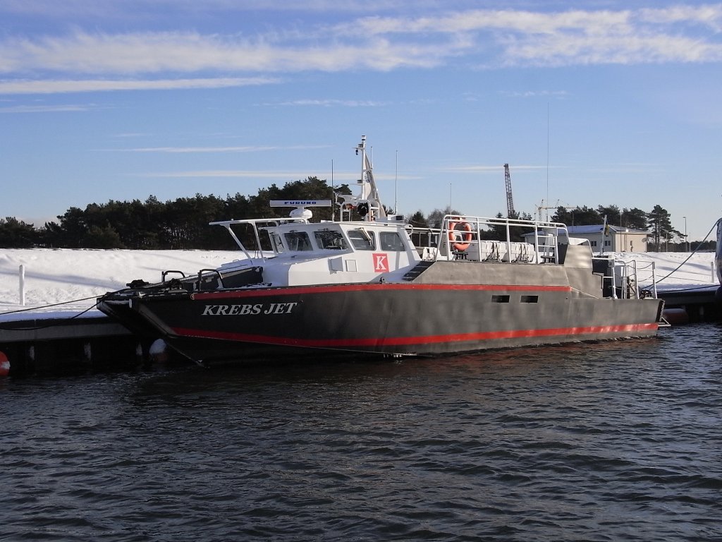  Krebs Jet  gesehen in der Marina Lubmin
Schiffstyp: Frachtschiff
Lnge x Breite: 14 m X 3 m
Geschwindigkeit  Max 33,6 kn
Flagge: Schweden 
Rufzeichen: SFC9435
Mit einem Fahrzeug baugleichen Typ´s wurden zum G-8 Gipfel, auf der Ostsee vor Heiligendamm, die Greenpeace Aktivisten aufgebracht!